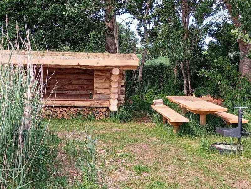 Outdoor cabin and picnic setting at Stege Nor